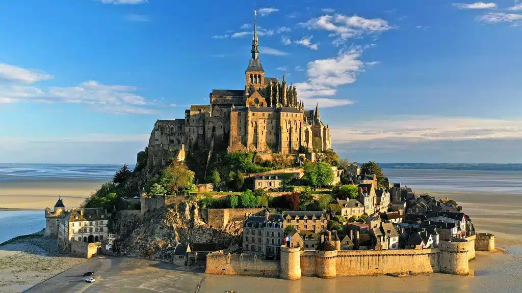 Знаменитый замок Мон-Сен-Мишель, Франция