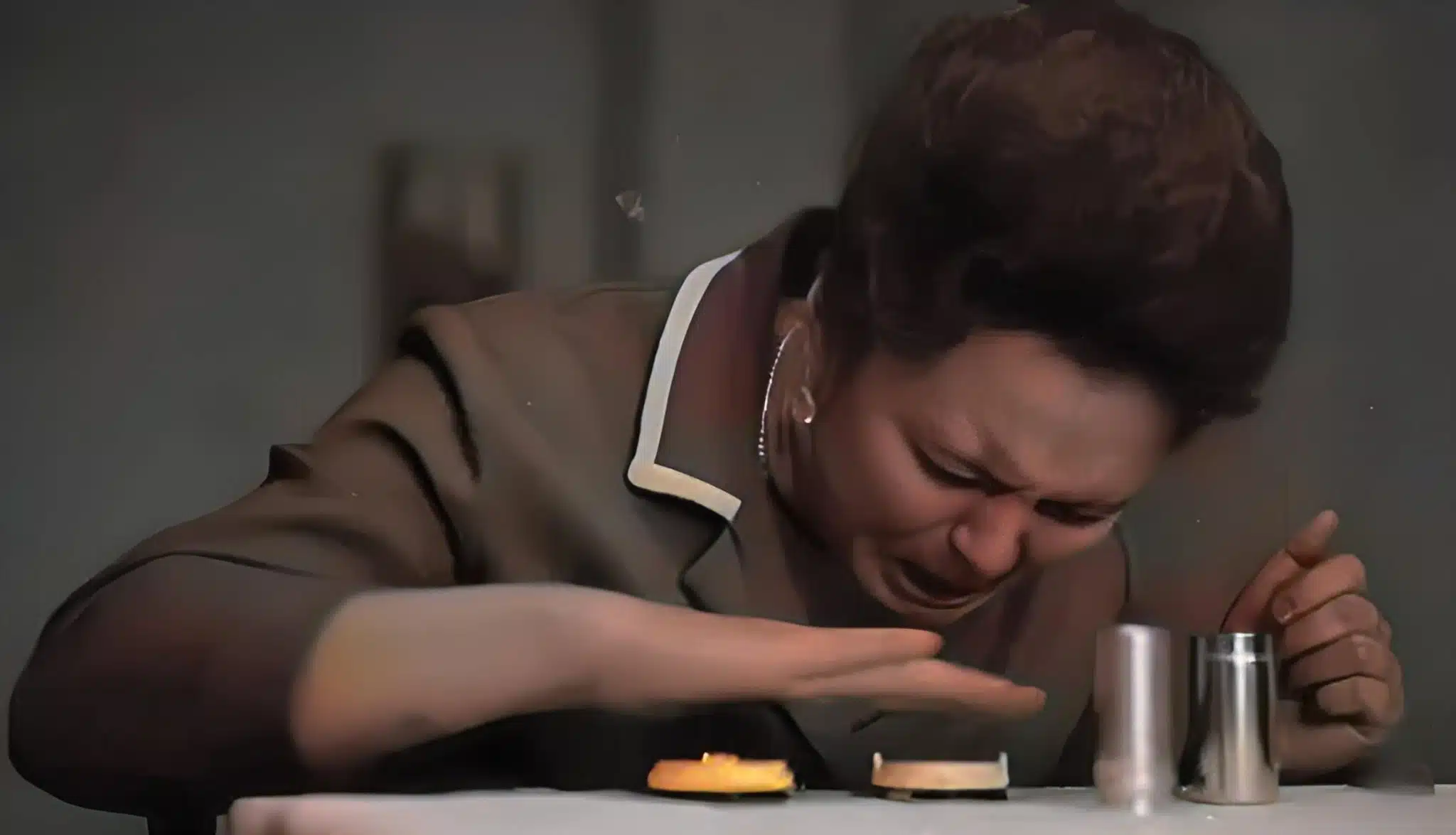 Нина Кулагина во время сеанса телекинеза